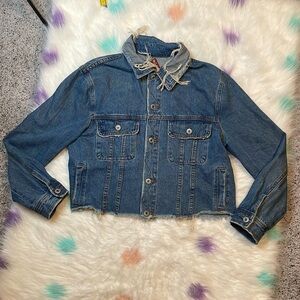 Signature 8 Woman’s‎ Distressed Jean Jacket Size Medium